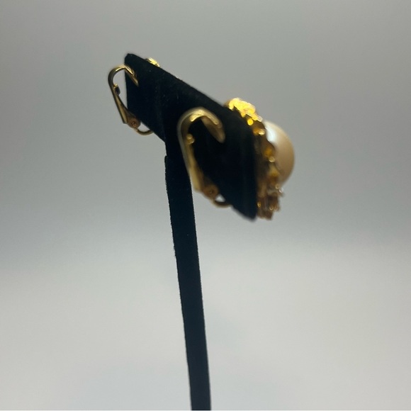 Vintage Richelieu gold tone pearl and faux diamond earrings - Picture 4 of 9